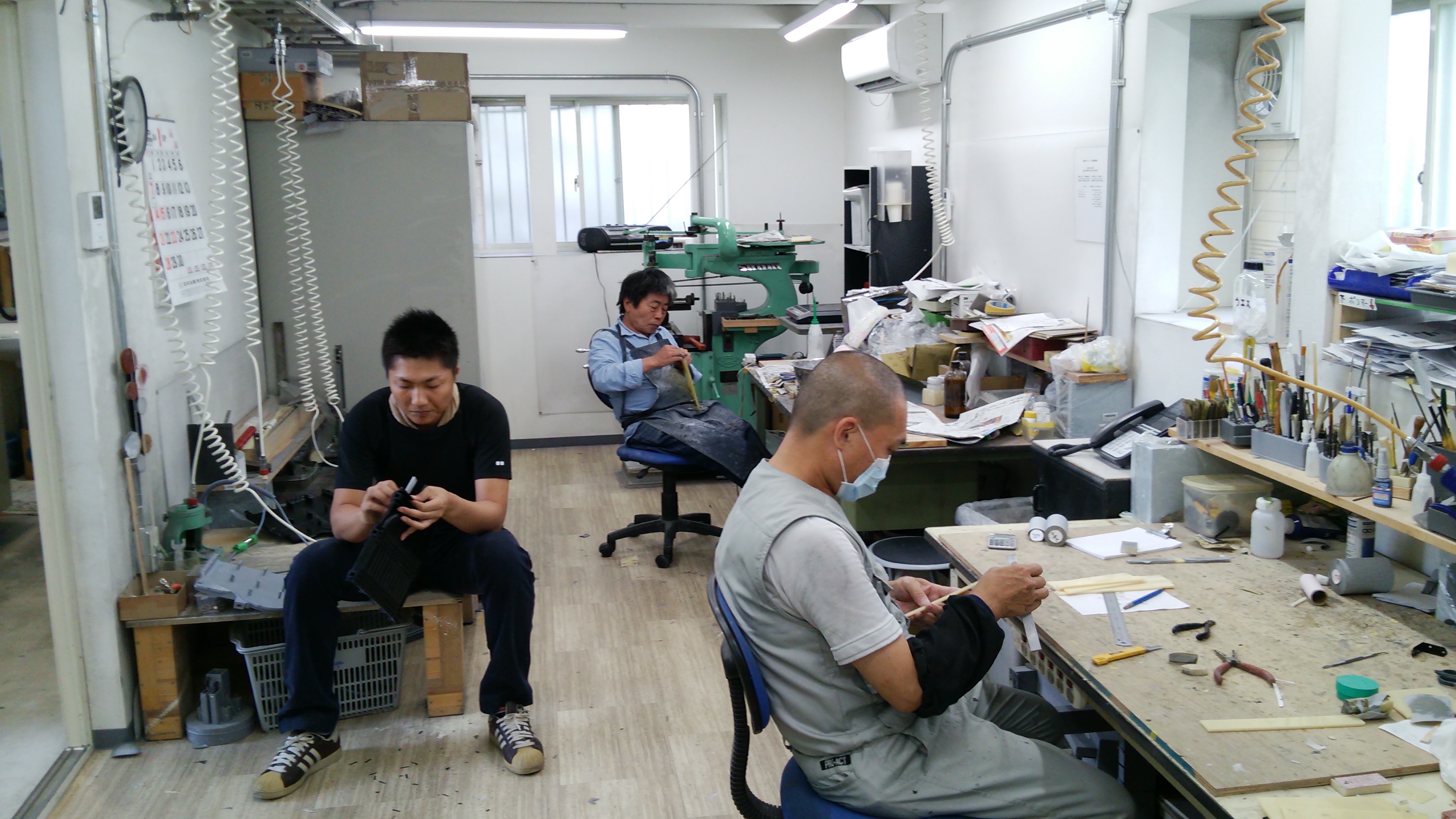 手加工による表面処理作業風景