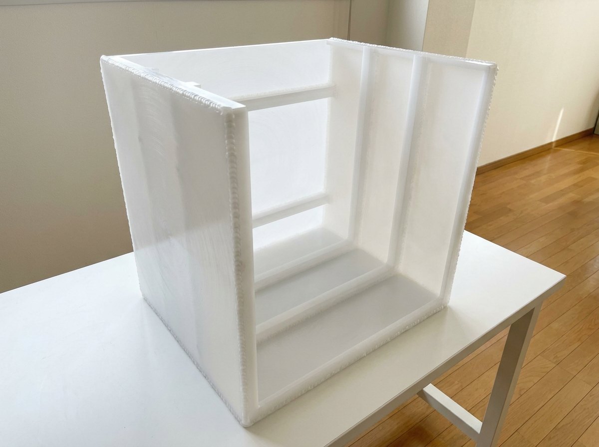 厚みのあるPP材を溶着して組み上げた箱状構造のイメージ